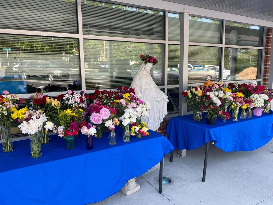 Immaculata Catholic School crowned Mary, our mother May 18. (Photos via Facebook)
