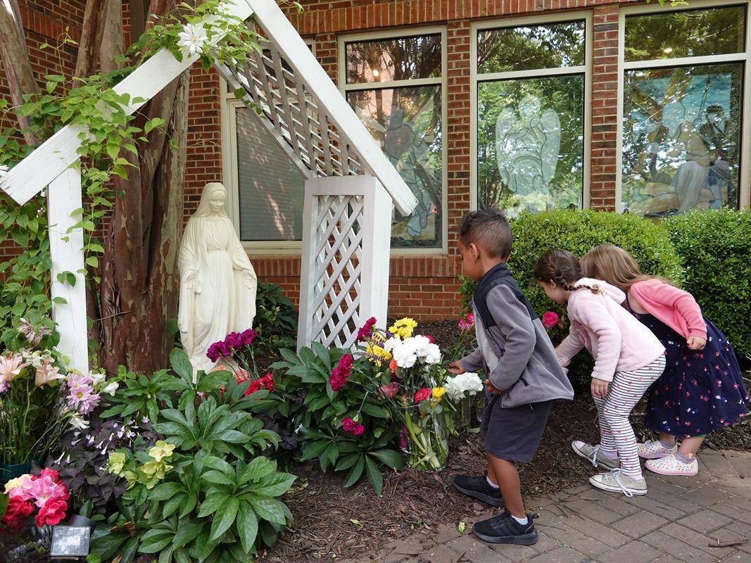 Preschoolers at St. Mark School in Huntersville honored Mary with flowers May 5. Clara Pfister and Owen DeLong crowned Mary. (Photos provided by Amy Burger)