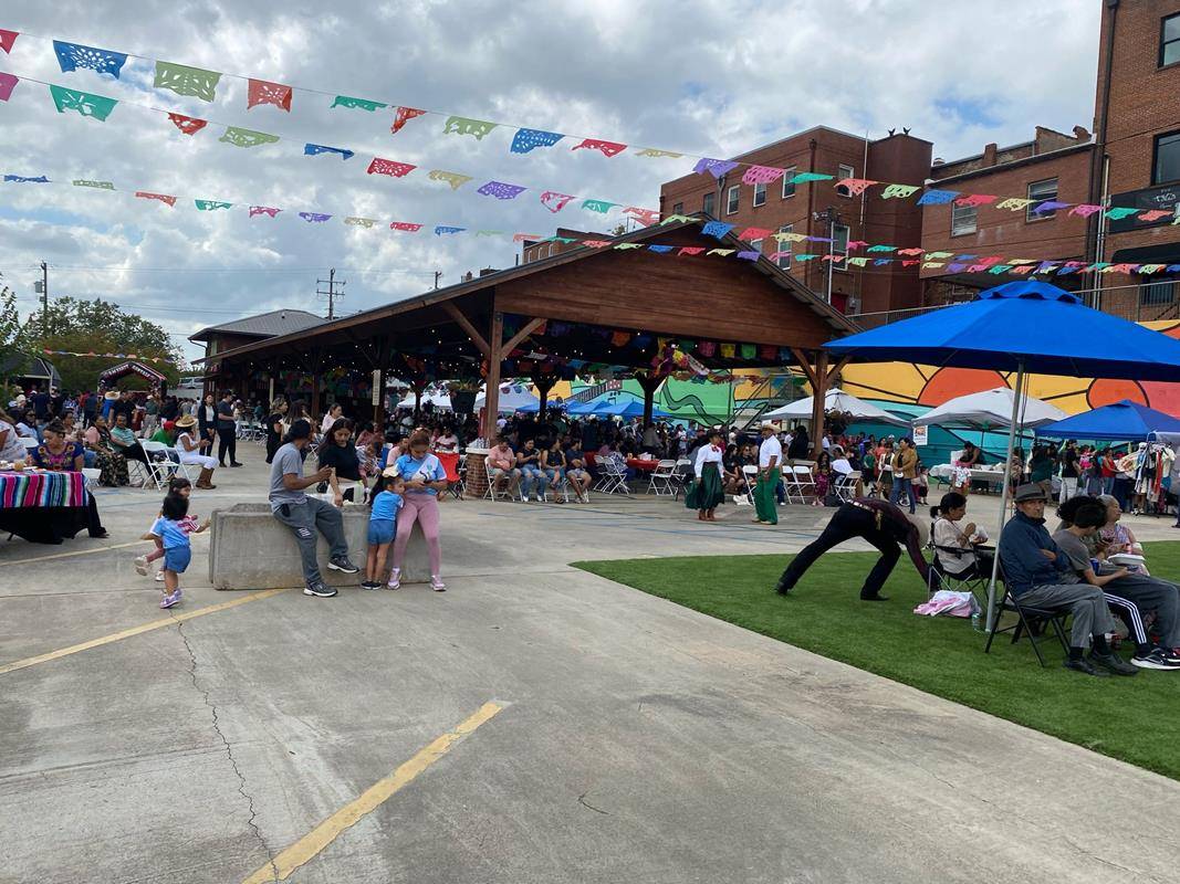 NORTH WILKESBORO — Recientemente, los parroquianos de la iglesia de San Juan Bautista organizaron la fiesta de la Independencia de México y la herencia hispana en downtown de North Wilkesboro. Estuvo muchísima gente y todo tipo de comida. Todos se diverti