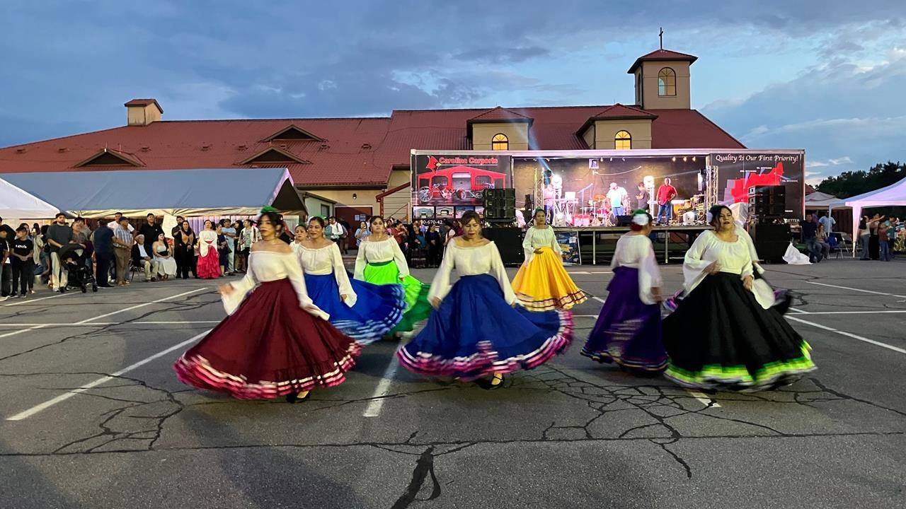 BOONVILLE — La parroquia Divino Redentor festejo su tercer Festival Parroquial, el sábado 21 de septiembre, hubo comida, antojitos, aguas frescas, juegos para niños y variedad de música y bailables.