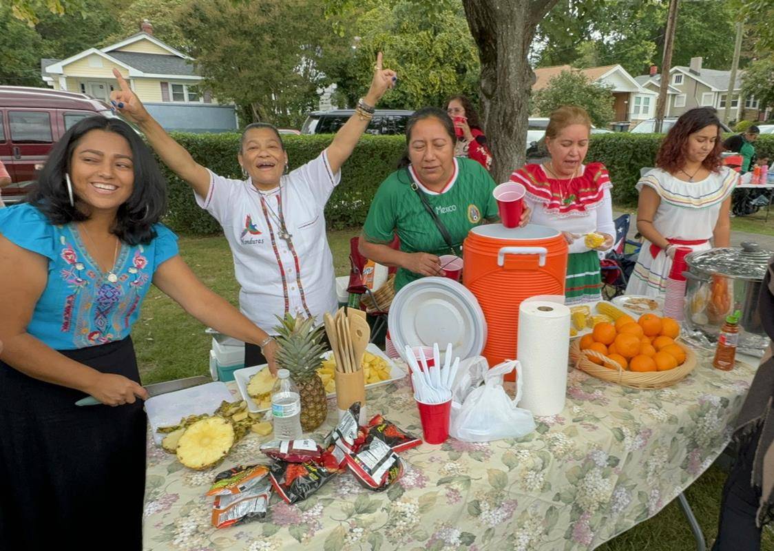 GREENSBORO — Los feligreses de la iglesia de Santa María en Greensboro se reunieron recientemente para celebrar la herencia hispana con una variedad de comidas, juegos, música y más. Hubo diversión para todos, jóvenes y mayores.
