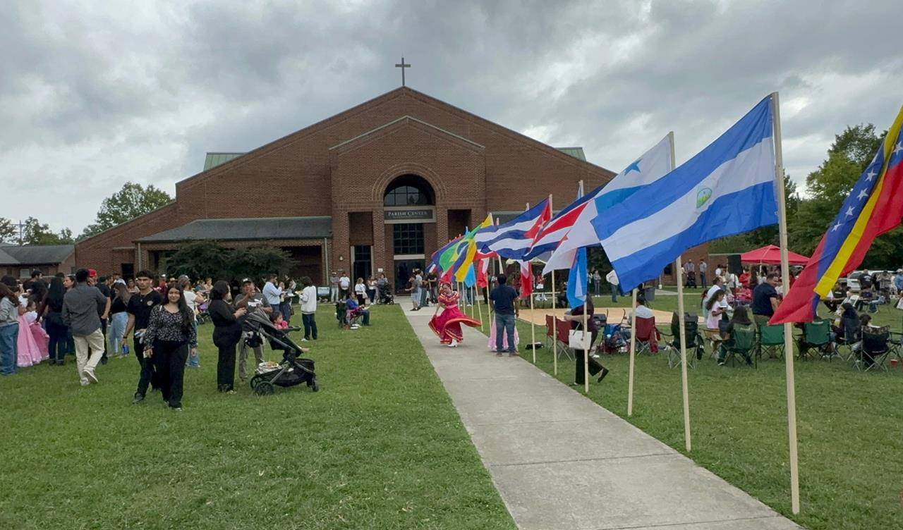 GREENSBORO — Los feligreses de la iglesia de Santa María en Greensboro se reunieron recientemente para celebrar la herencia hispana con una variedad de comidas, juegos, música y más. Hubo diversión para todos, jóvenes y mayores.