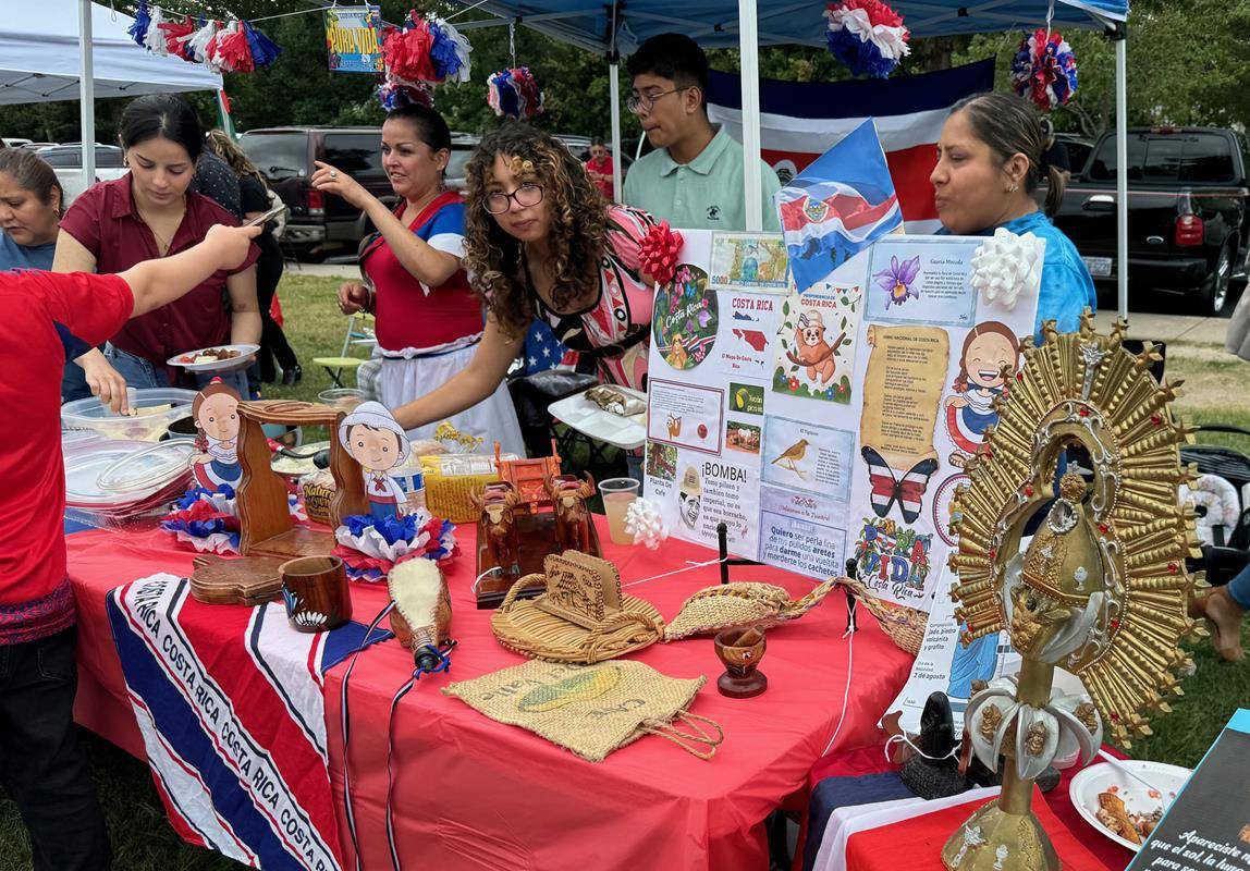 GREENSBORO — Los feligreses de la iglesia de Santa María en Greensboro se reunieron recientemente para celebrar la herencia hispana con una variedad de comidas, juegos, música y más. Hubo diversión para todos, jóvenes y mayores.