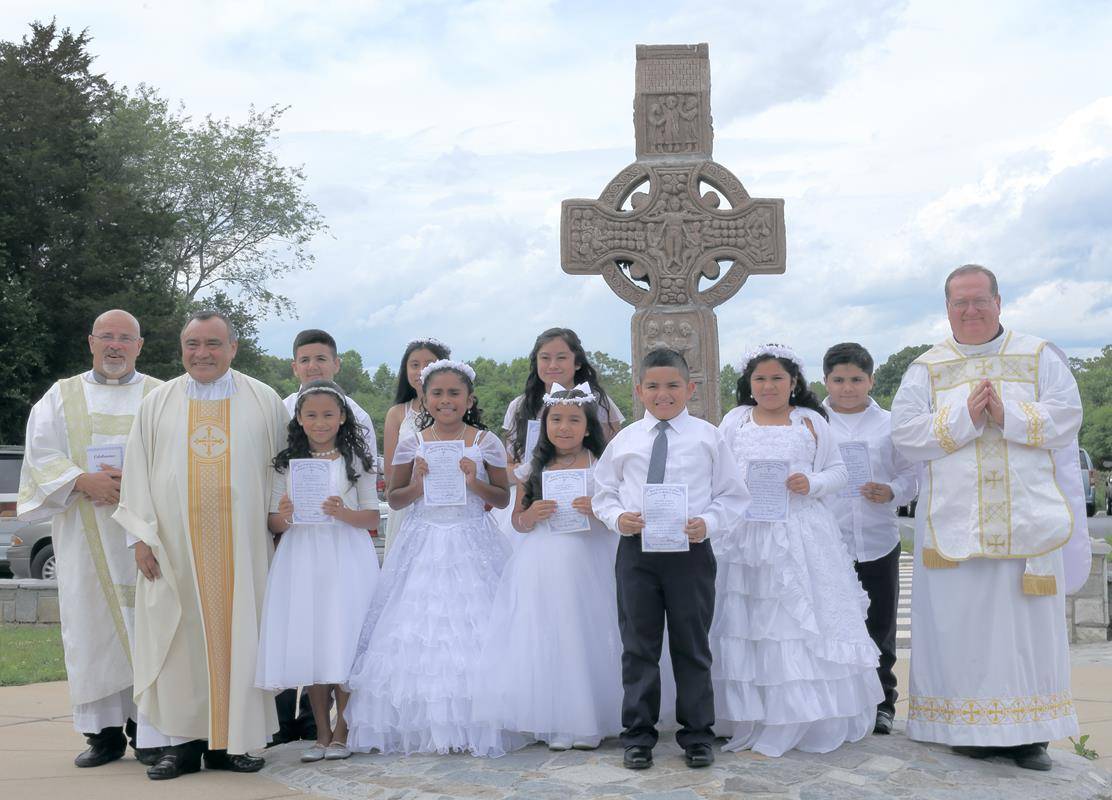 FOREST CITY — Celebración de primeras comuniones de la Iglesia Católica Inmaculada Concepción de Forest City, NC, 28 de mayo, 2017. Los celebrantes: el Padre José Antonio Juya, el Padre Herbert Burke, y el Diácono Sigfrido Della Valle. Nueve candidatos re