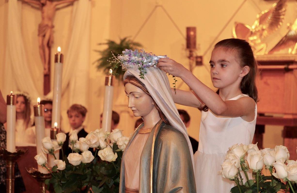 CHARLOTTE — St. Gabriel School students joyfully honored the Blessed Mother at their May Crowning Mass on May 17. Second grade students presented beautiful white roses to Our Lady and celebrated recently receiving their First Eucharist. (Photos provided